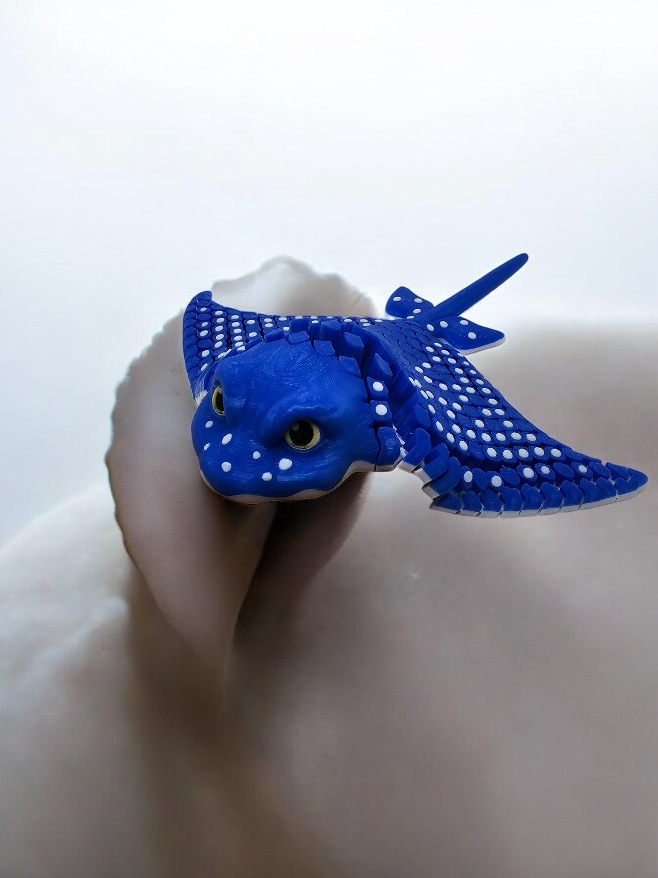 3D printed stingray with mesh articulated body, blue with white spots